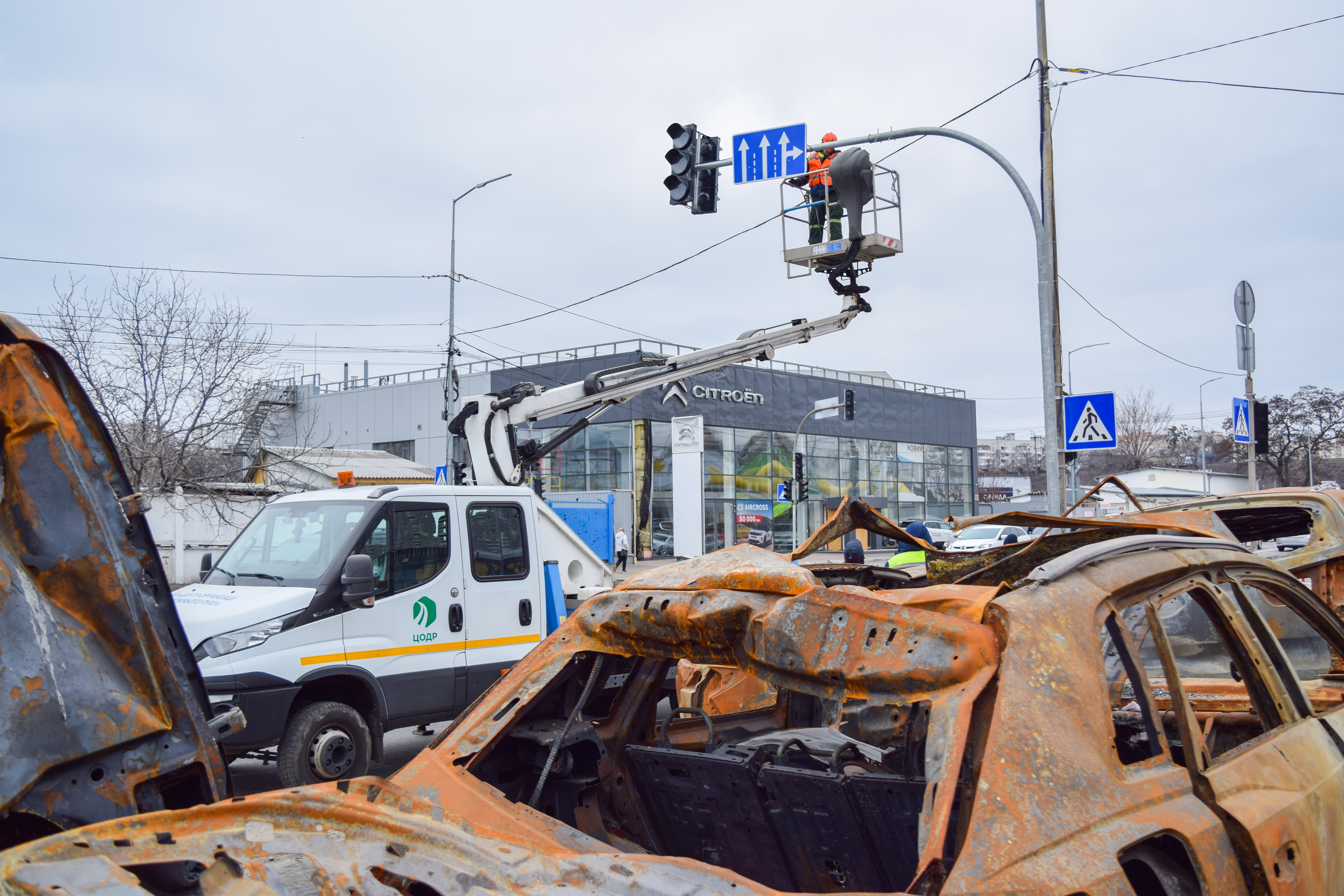 У Подільському районі відновлюють світлофор, зруйнований під час ракетного обстрілу в січні цього року