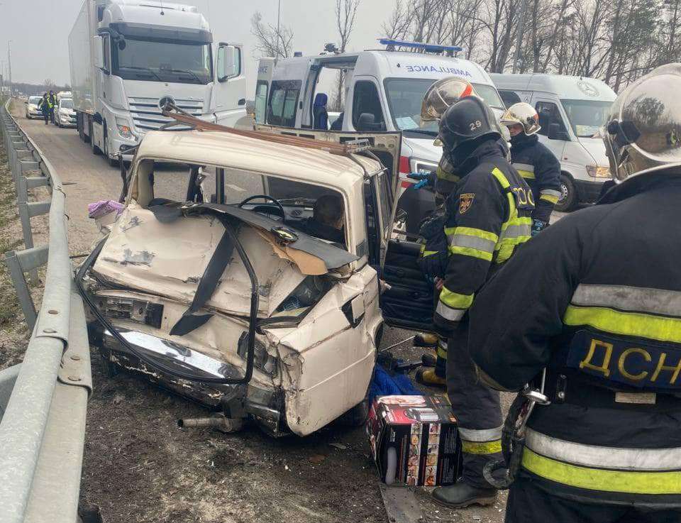 На трасі Київ-Одеса внаслідок зіткнення автомобілів загинула людина, двоє постраждалих