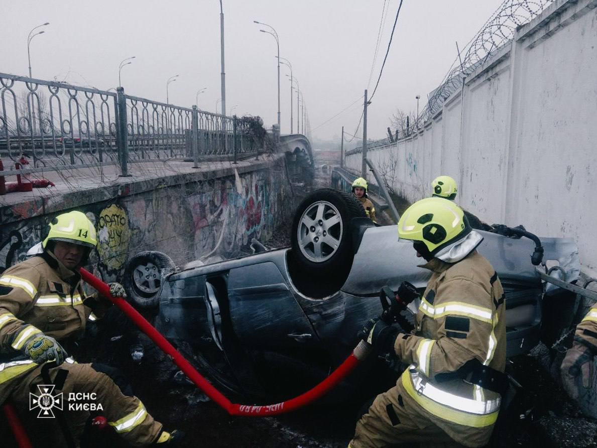 На столичному Подолі вилетів з дороги та загорівся автомобіль, водія врятували