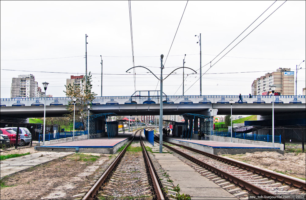 У Києві до кінця березня перекриють спуск для пішоходів до станції швидкісного трамваю “Олександри Екстер” (схема)