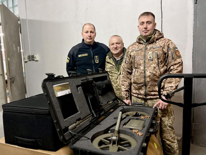 Київська митниця передала військовим спецобладнання для розмінування