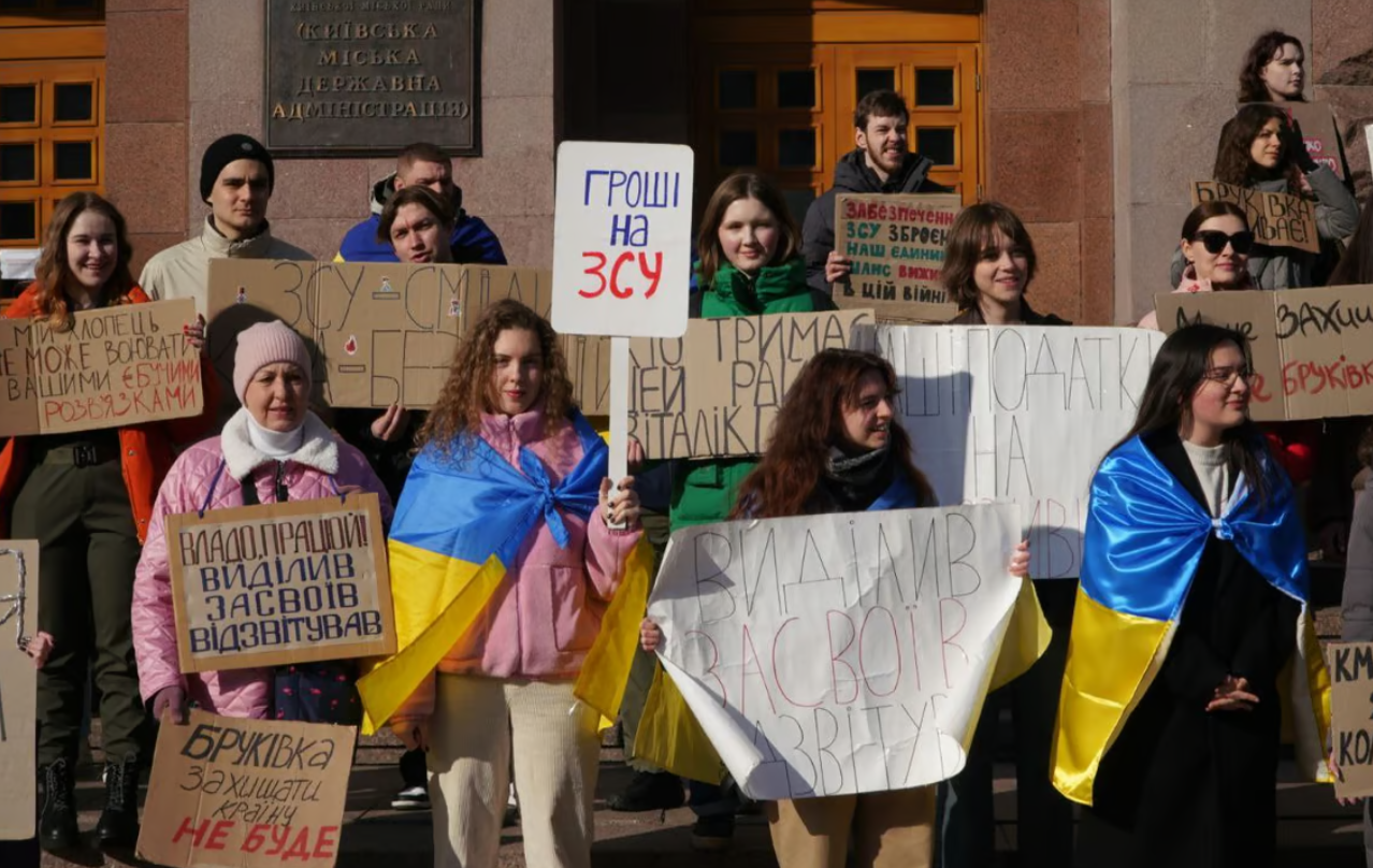 У Києві громадяни вчергове зібралися біля КМДА з вимогою виділяти більше грошей на ЗСУ