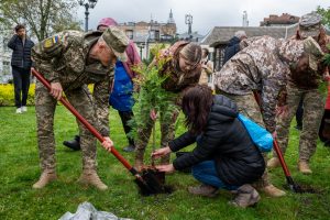 В пам’ять про загиблих курсантів Військового інституту та студентів КНУ у дворі Червоного корпусу висадили дерева (фото)