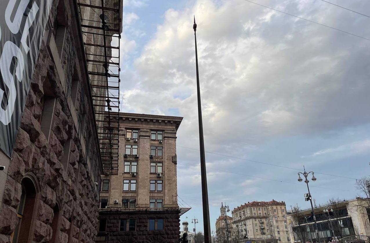 Сильний вітер пошкодив прапор біля будівлі Київради, його зняли для заміни