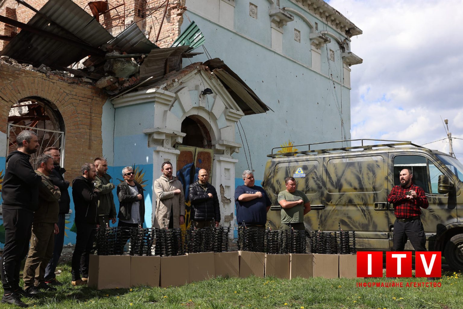 Гурт “Друга ріка” та ірпінські волонтери передали воїнам партію FPV-дронів та бус