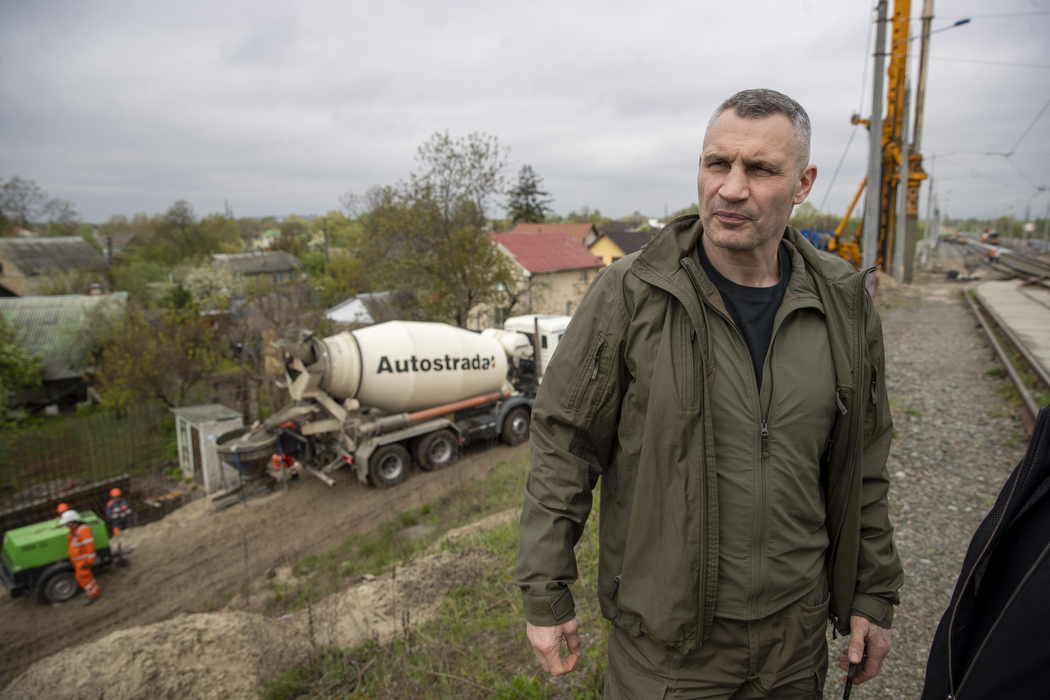 Кличко обіцяє відкрити проїзд новим шляхопроводом на Оболоні у травні, а Подільсько-Воскресенським мостом - у вересні