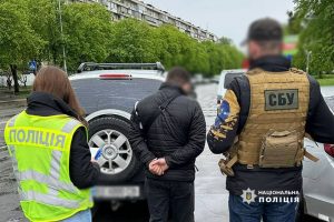 Посадовця Управління держконтролю викрили в одержанні хабара за дозволи на вивезення за кордон кролів