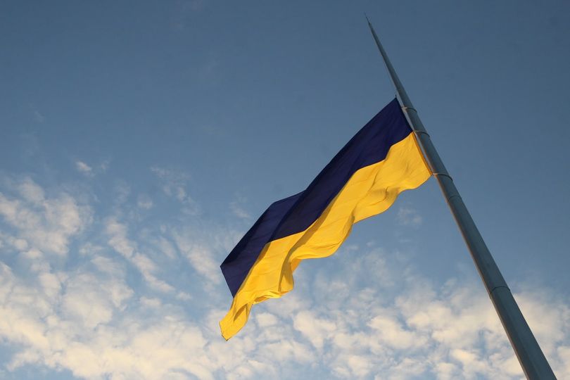 Найбільший прапор України приспускають через можливе погіршення погоди