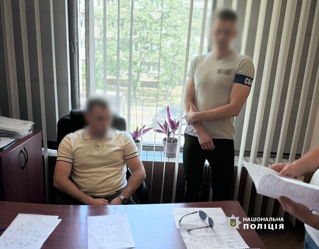 Поліцейські викрили інженера ШЕУ Деснянського району на хабарі