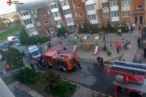 На Київщині під час пожежі в житловому будинку евакуйовано 13 людей, з них 5 дітей (фото)