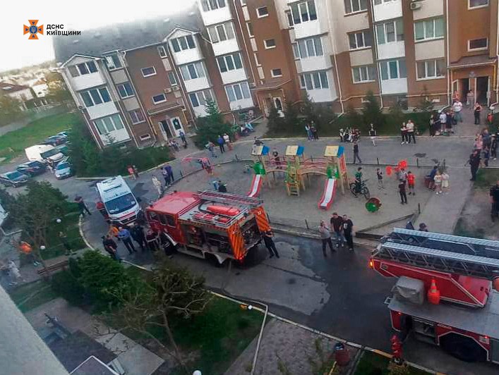 На Київщині під час пожежі в житловому будинку евакуйовано 13 людей, з них 5 дітей (фото)