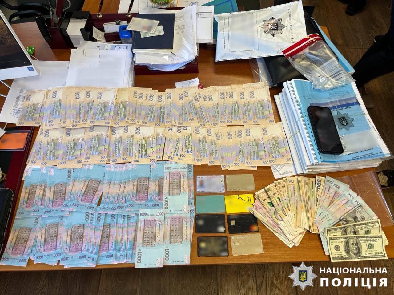 Посадовця “Київоблгаза” затримали під час отримання 250 тисяч гривень хабаря