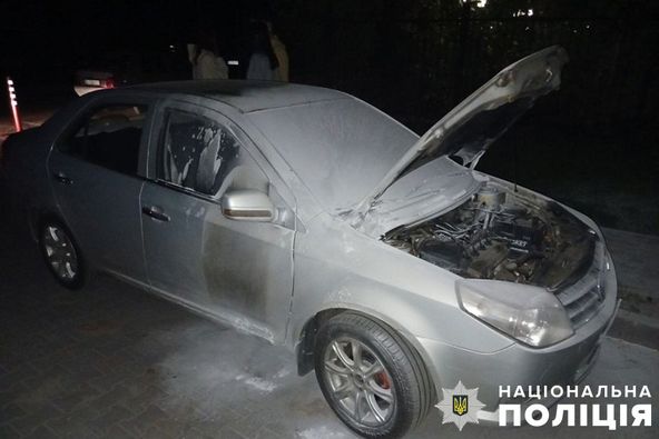 Поліція Києва затримала чоловіка, який підпалив автівку вчительки свого сина