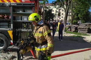 У Києві ліквідували пожежу на території пологового будинку на проспекті Лобановського