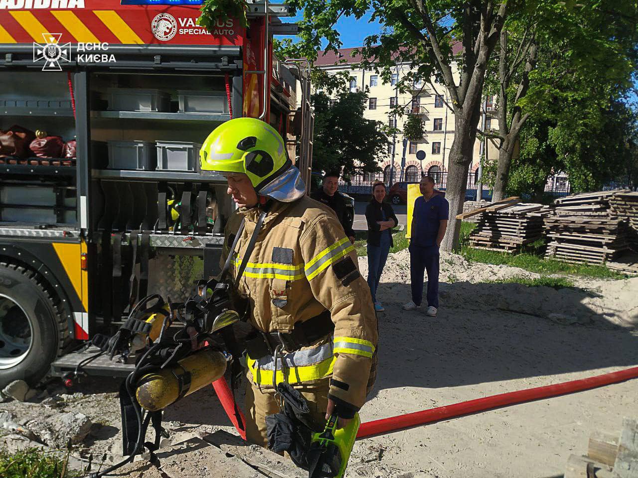 У Києві ліквідували пожежу на території пологового будинку на проспекті Лобановського