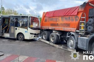 Поліція Києва розслідує ранкове ДТП за участі маршрутки та вантажівки