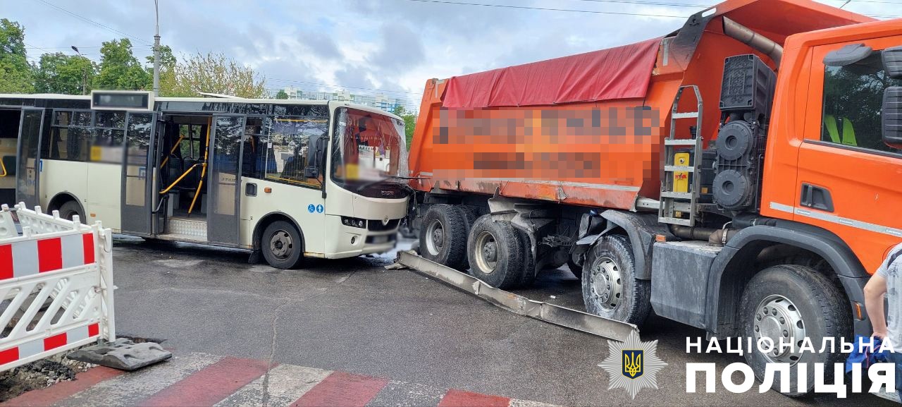 Поліція Києва розслідує ранкове ДТП за участі маршрутки та вантажівки