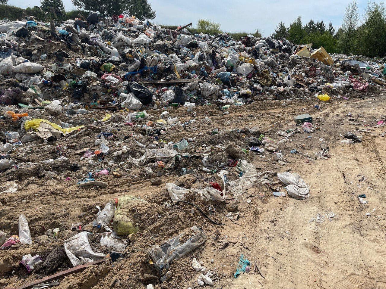 Під Броварами знайшли стихійне сміттєзвалище