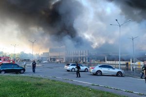 У Харкові російські КАБи влучили в будівельний гіпермаркет, є загиблі та поранені (фото, відео)