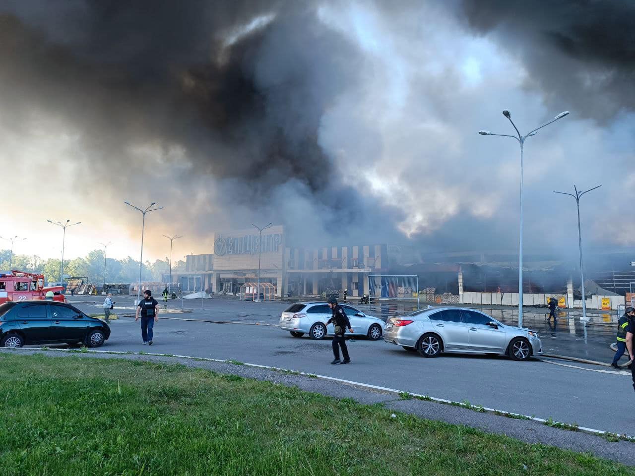 У Харкові російські КАБи влучили в будівельний гіпермаркет, є загиблі та поранені (фото, відео)