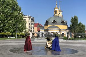 У столиці скульптури малюків-засновників на Поштовій площі переодягли до Дня Києва (фото)
