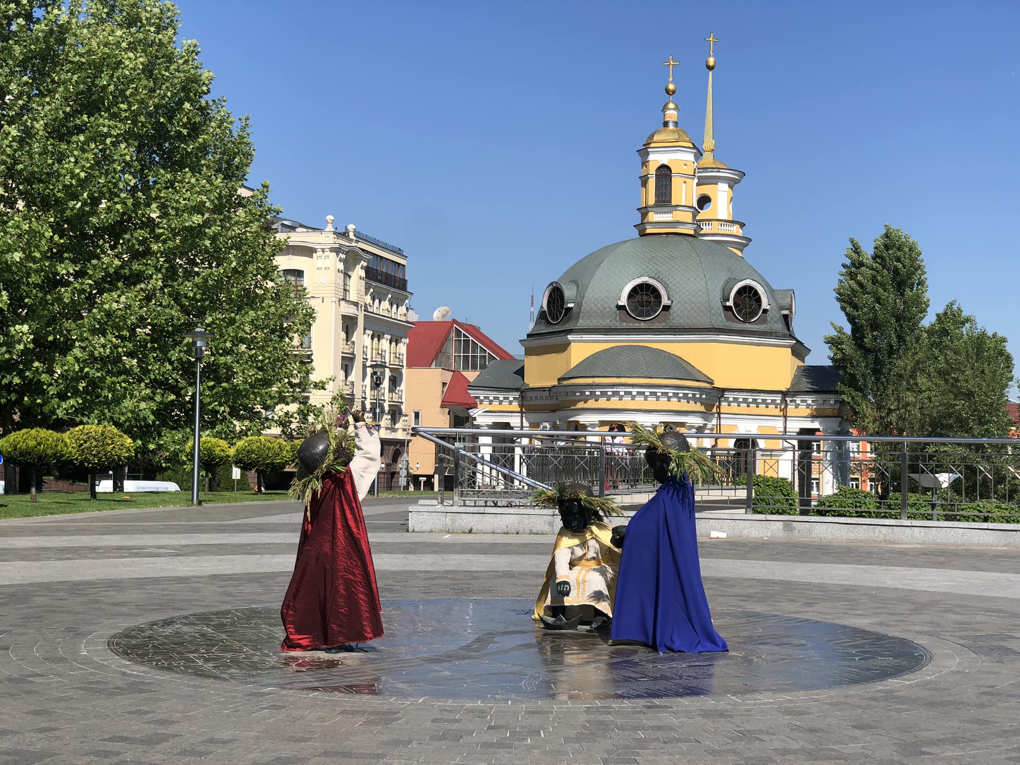 У столиці скульптури малюків-засновників на Поштовій площі переодягли до Дня Києва (фото)