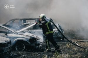У Дарницькому районі столиці на пожежі згоріло 30 автомобілів, автобус та 10 мотоциклів (фото, відео)