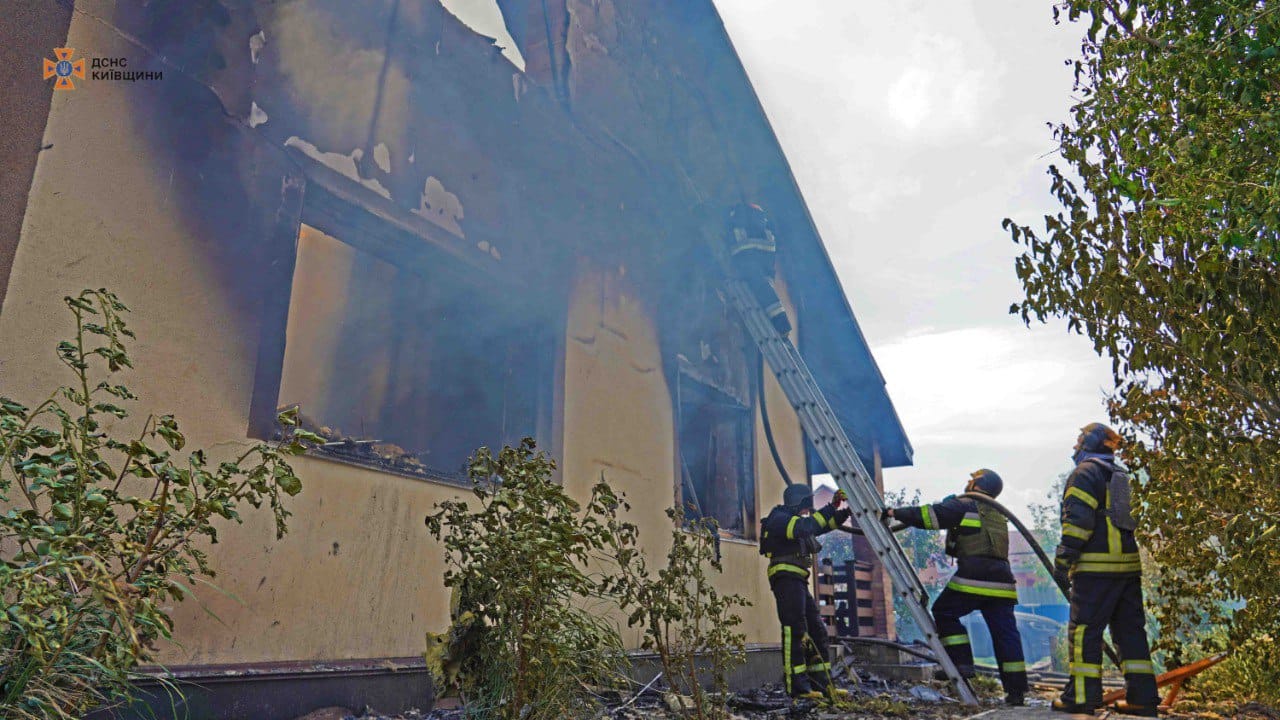 На Київщині через вибух з пожежою у житловому будинку загинув чоловік