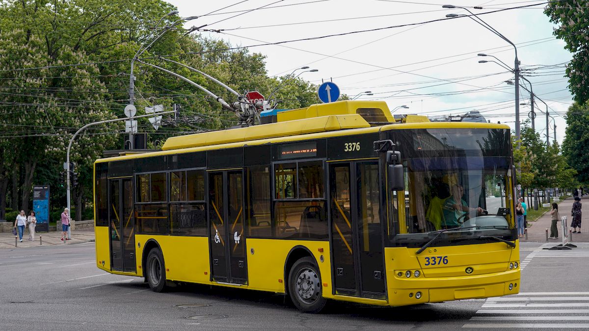 У столиці замість тролейбусів курсуватимуть автобуси у періоди відключень світла