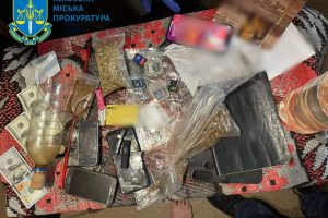 У Києві затримали чотирьох наркоторговців, які розвозили кокаїн в комендантські години