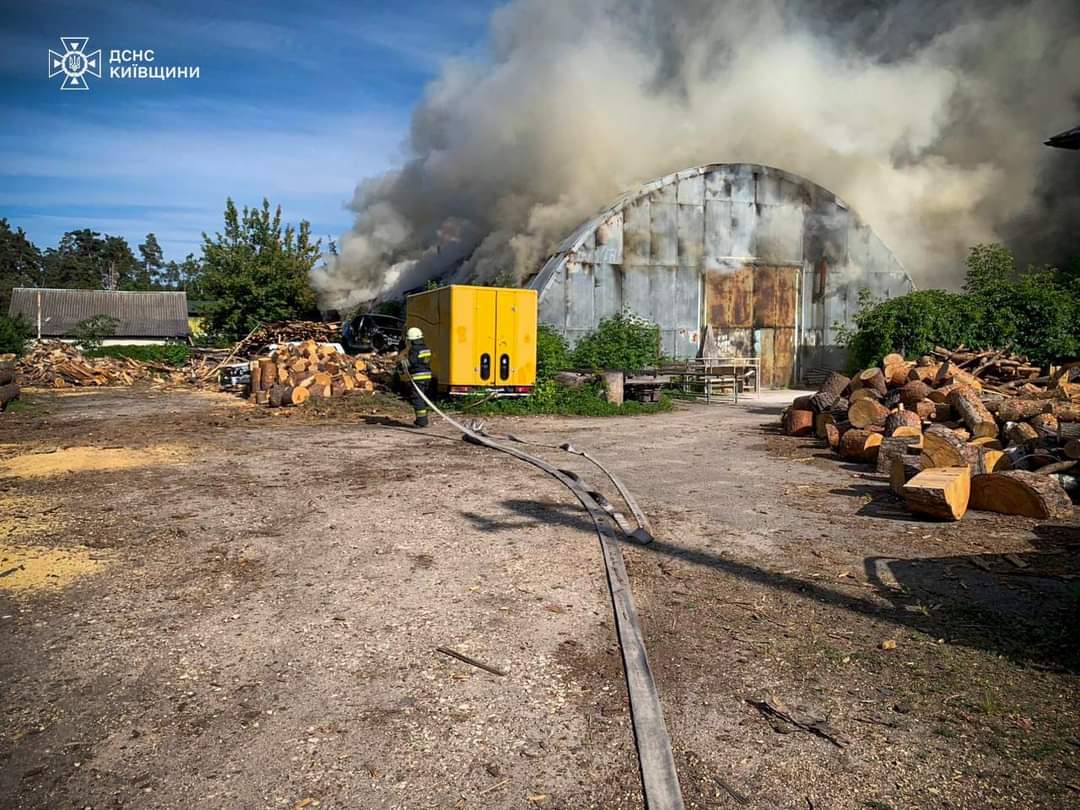 У Бучі згорів столярний цех (фото)