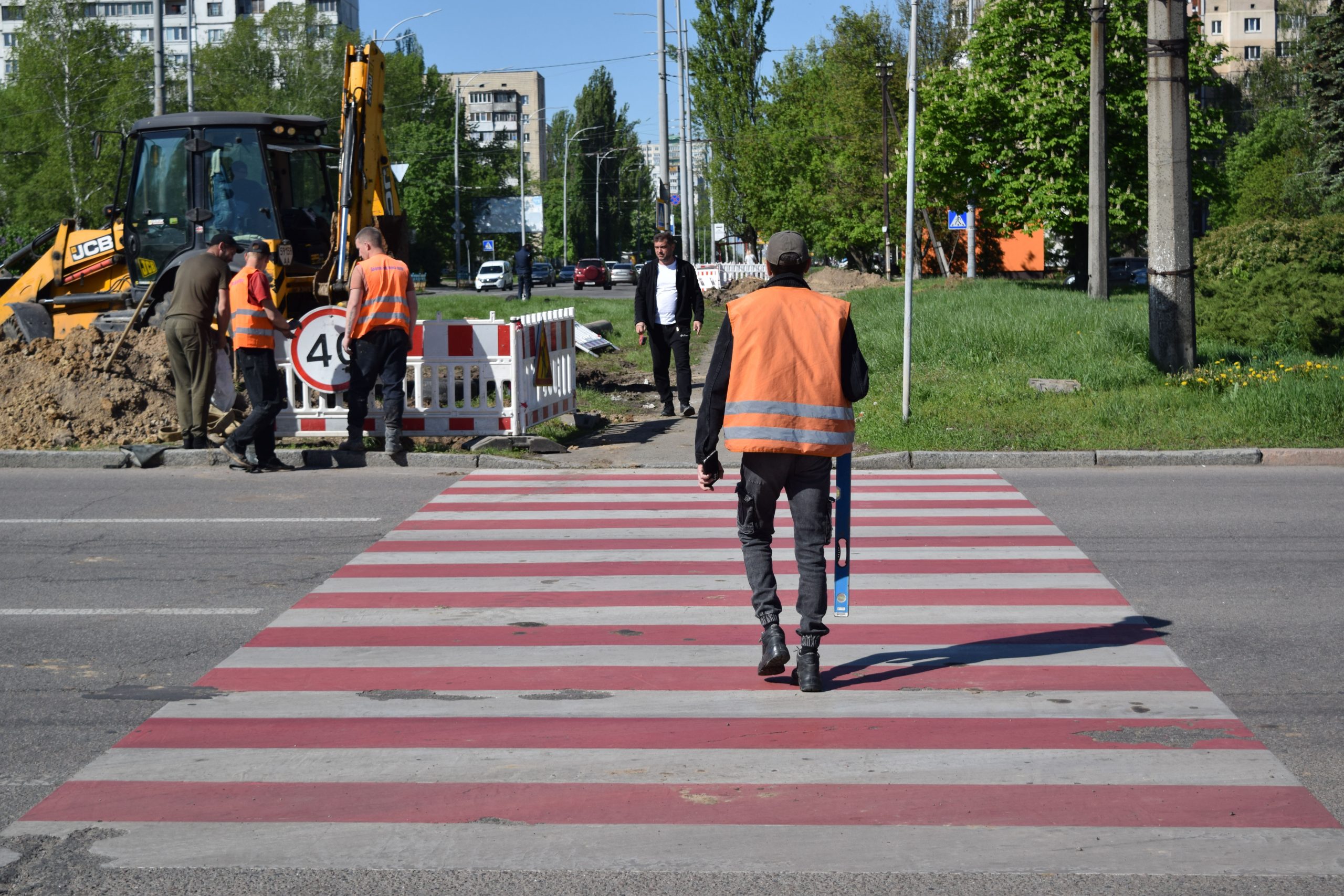 У столиці на вулиці Героїв Космосу, 8/11 будують новий світлофор з урахуванням принципів безбар’єрності