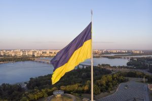 Головний стяг України у столиці приспустили через прогнозовану негоду 