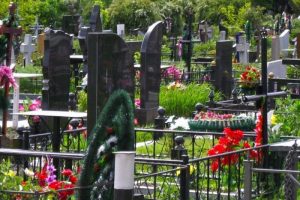 КМВА закликає киян у поминальні дні обмежити час перебування на цвинтарі