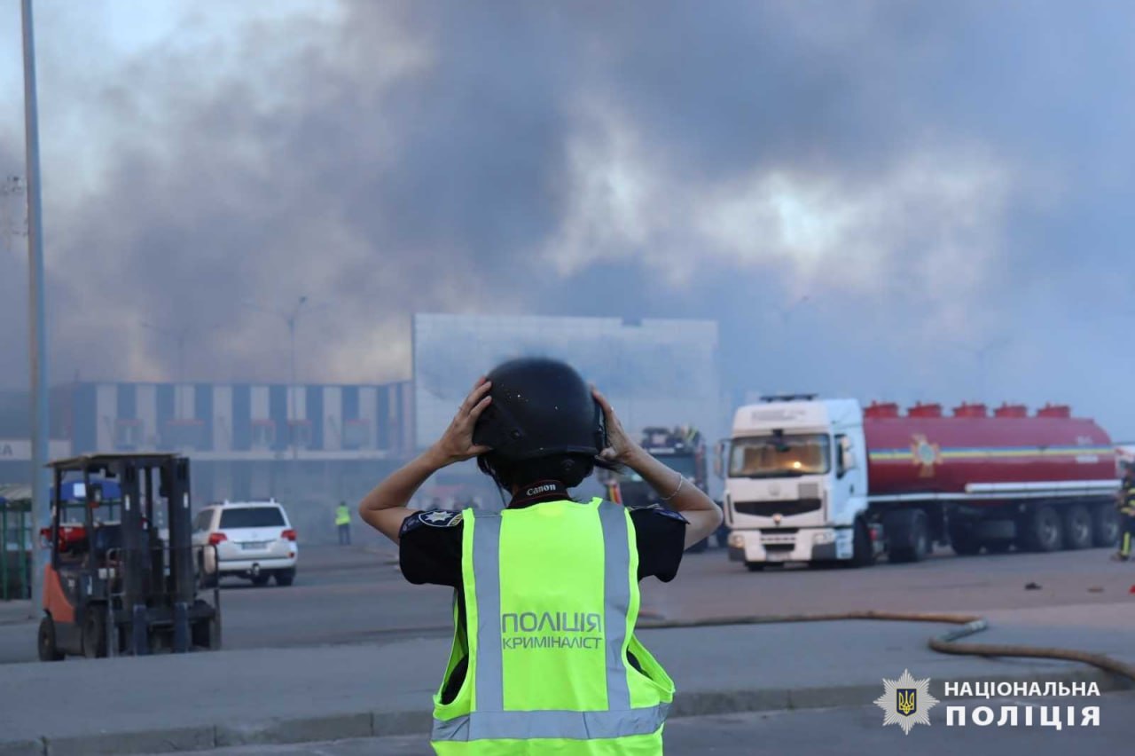 У Харкові кількість загиблих внаслідок російського удару по гіпермаркету зросла до чотирьох