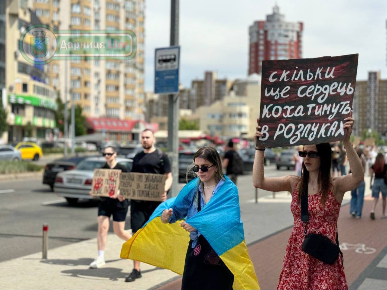 Небайдужі громадяни зібрались на лівому березі поблизу ТЦ River Mall. (фото Дарниця Live)