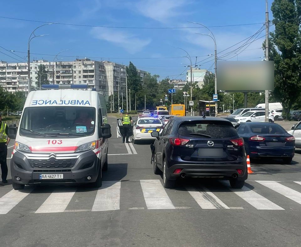 На столичній Оболоні легковик протаранив патрульне авто, постраждали правоохоронці