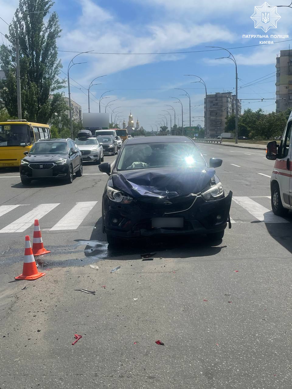 На столичній Оболоні легковик протаранив патрульне авто, постраждали правоохоронці