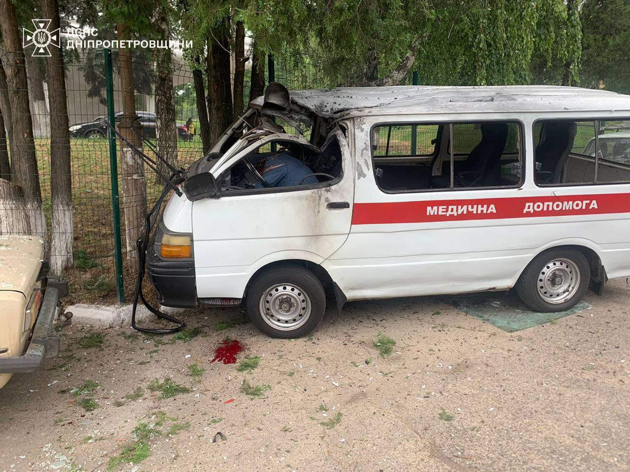 На Дніпропетровщині росіяни скинули вибухівку на авто «швидкої»