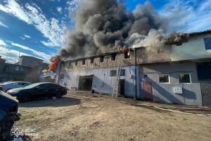 У Києві триває ліквідація пожежі на СТО