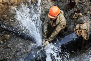 У Печерському районі обмежили рух транспорту через аварію на водоводі