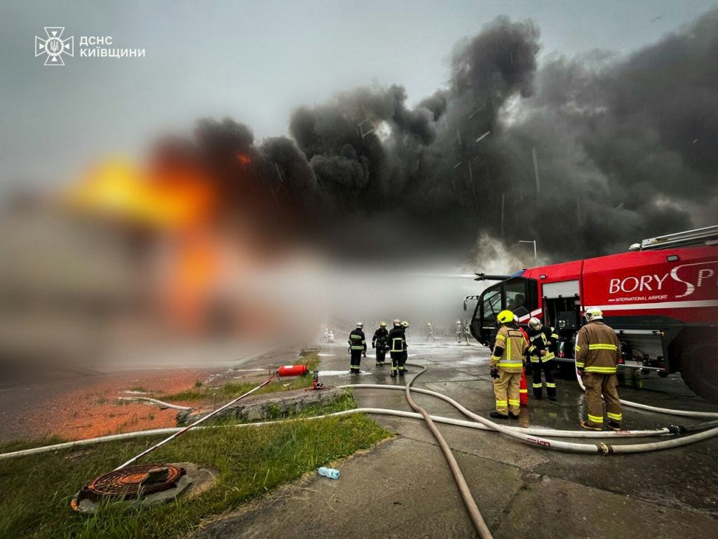 На Київщині триває ліквідація масштабной пожежі на промисловому підприємстві (фото)