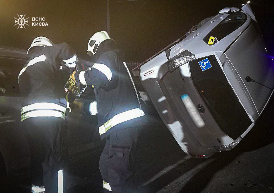 Рятувальники деблокували тіло чоловіка з понівеченого авто на Північному мосту (фото)