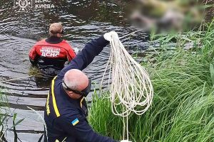 У Солом'янському районі водолази-рятувальники дістали тіло людини з озера