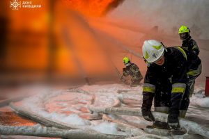 На Київщині триває ліквідація масштабной пожежі на промисловому підприємстві (фото)