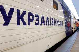 “Укрзалізниця” призначила додаткові поїзди та додала місць від Києва до Львова та гір