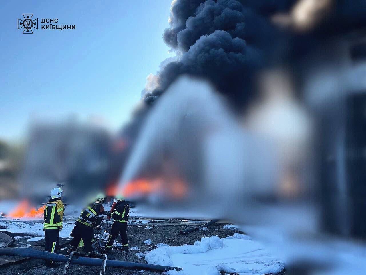 На Київщині ліквідували пожежу на промисловому обʼєкті, що виникла внаслідок нічної ворожої атаки (фото)