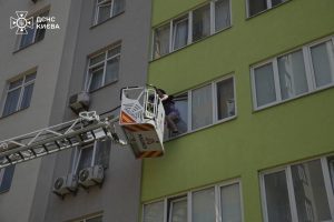 У Києві при пожежі в багатоповерхівці врятували трьох дітей та вісім дорослих (фото)