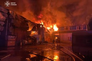 Вогнеборці уночі загасили велику пожежу на Троєщині (фото)