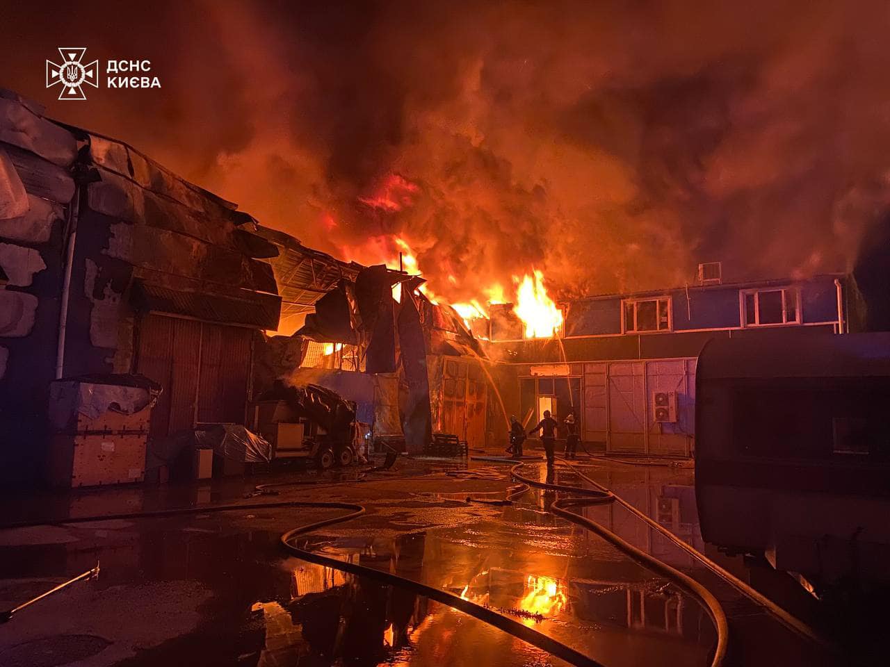Вогнеборці уночі загасили велику пожежу на Троєщині (фото)